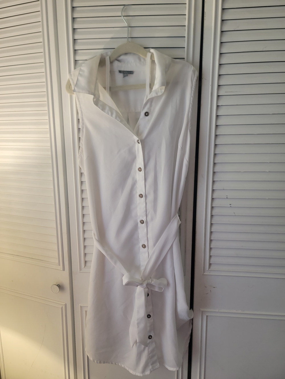Charlotte Russe White Sleeveless Button-Front Chemise with Tie Waist